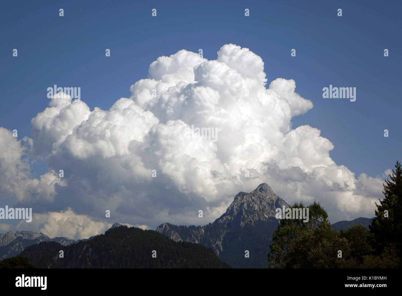 Cumulus nuvole che sovrasta la Zugspitz, Baviera, Germania Foto Stock
