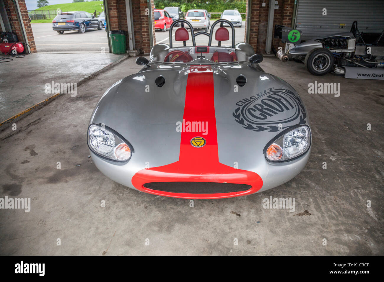 Ginetta G20 auto parcheggiate fino al circuito di Croft, Dalton-su-Tees, North Yorkshire, Inghilterra, Regno Unito Foto Stock