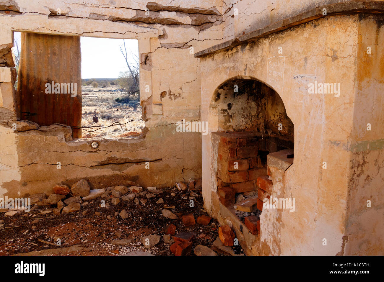 Camino con focolare aperto rimane della storica grande campana oro township di 1936, Cue, Murchison, Australia occidentale Foto Stock