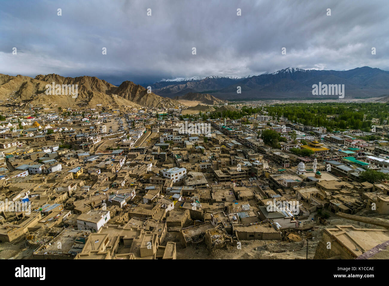 Panaromic vista panoramica della città di Leh dalla sommità del Leh Palace Foto Stock