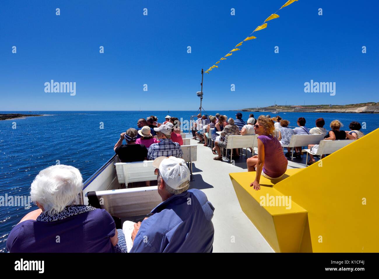 Passeggeri per turismo godendo di un porto gita in barca a Mahón Menorca Minorca spagna Foto Stock