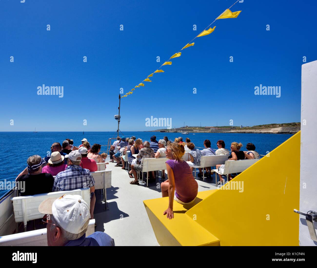 Passeggeri per turismo godendo di un porto gita in barca a Mahón Menorca Minorca spagna Foto Stock