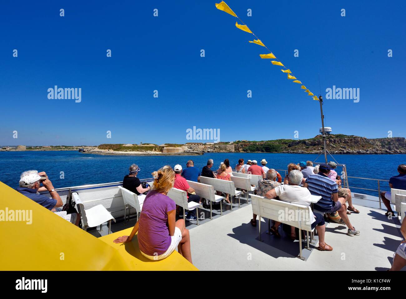 Passeggeri per turismo godendo di un porto gita in barca a Mahón Menorca Minorca spagna Foto Stock