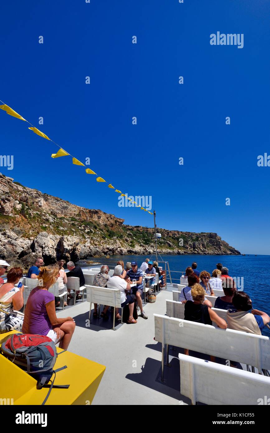 Passeggeri per turismo godendo di un porto gita in barca a Mahón Menorca Minorca spagna Foto Stock