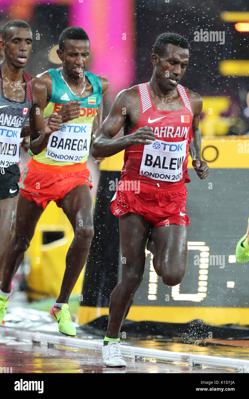 Birhanu BALEW (Bahrain), Selemon BAREGA (Etiopia) concorrenti negli uomini del 5000m 2 di calore al 2017, IAAF Campionati del Mondo, Queen Elizabeth Olympic Park, Stratford, Londra, Regno Unito. Foto Stock