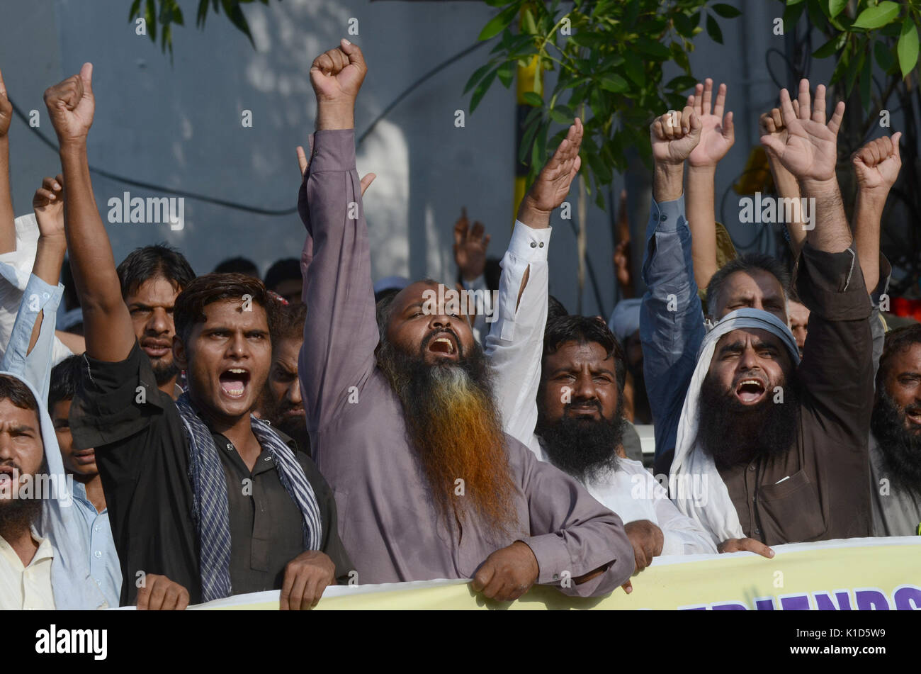 Lahore, Pakistan. 26 Ago, 2017. Gli attivisti pakistani del Difa-e-Pakistan Consiglio (DPC) chant slogan durante il rally di protesta per condannare il presidente americano Donald Trump's accuse a Lahore in data 25 agosto 2017. Presidente americano Donald Trump's accuse di Islamabad prende miliardi di dollari di aiuti in denaro da Washington e militanti aiuta la tracciatura di sanguinosi attacchi terroristici contro le truppe americane in Afghanistan, al di fuori del Consolato Americano. Credito: Rana Sajid Hussain/Pacific Press/Alamy Live News Foto Stock