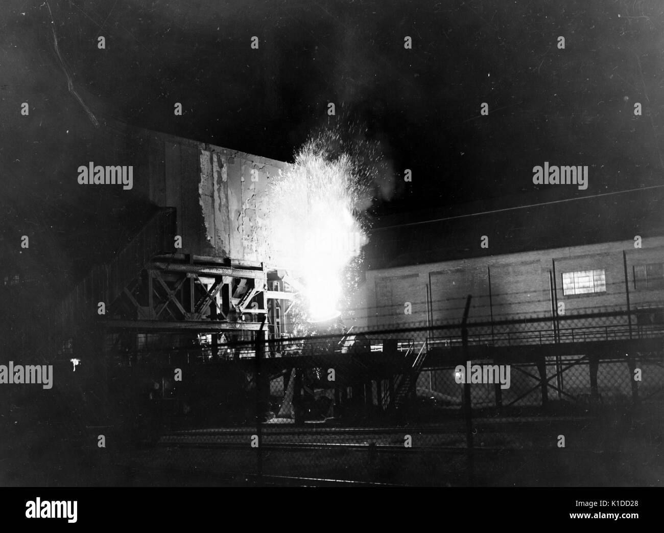 Cubula soffiando a mulino di acciaio, con la formazione di scintille e metallo liquido battenti, all'aperto durante la notte, ambridge, Pennsylvania, 1938. dalla biblioteca pubblica di new york. Foto Stock
