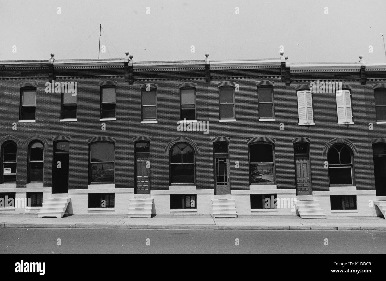 Tipiche case di Baltimora con gradini bianchi e schermi dipinti, Baltimora, Maryland, 1938. Dalla Biblioteca pubblica di New York. Foto Stock