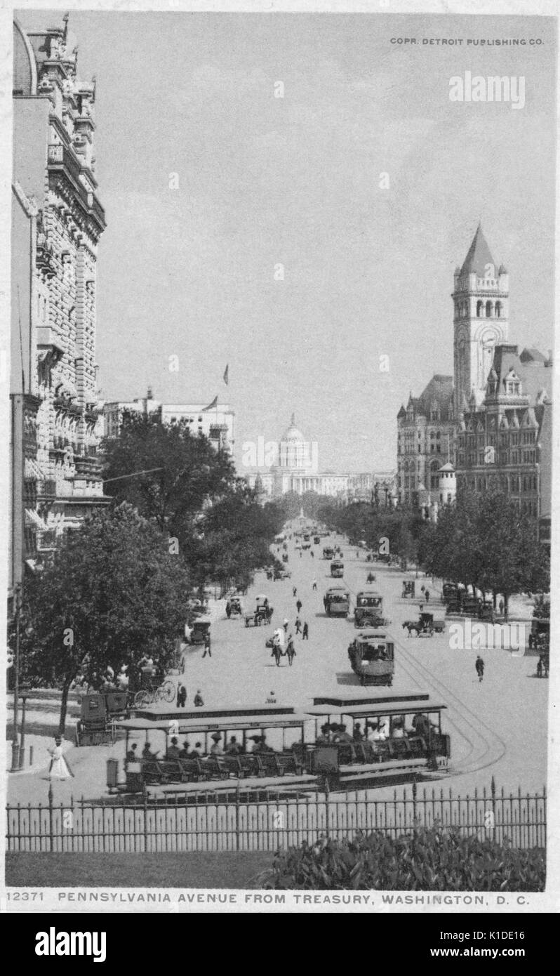 Una cartolina creata da una fotografia colorata, presenta una vista di Pennsylvania Avenue come visto dal Tesoro, si possono vedere tram che trasportano le persone insieme a persone a piedi, in carrozze trainate da cavalli, e automobili, 1914. Dalla Biblioteca pubblica di New York. Foto Stock