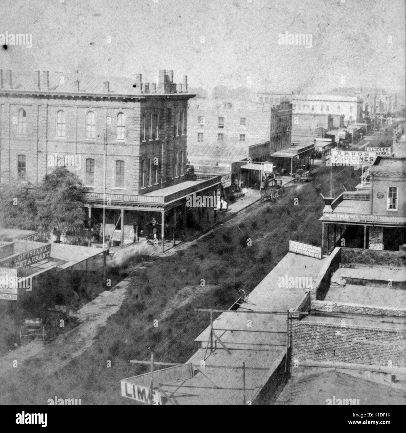 Una fotografia della massoneria hall, presi da un tetto, solo carri sono visibili sul prevalentemente strade sterile, Sacramento, California, 1880. dalla biblioteca pubblica di new york. Foto Stock