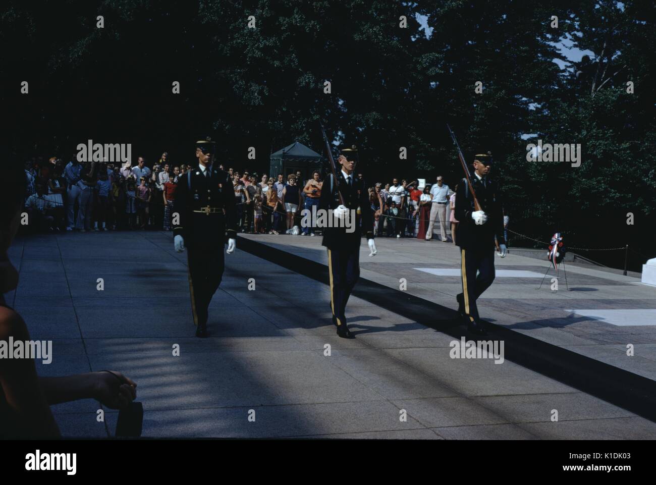 Tre soldati in uniforme, marciando verso l'ingresso della Tomba degli Unknown, mentre gli spettatori guardano mentre il cambio di guardia sta per avvenire, Arlington, Fort Myer, Virginia, 1966. Foto Stock