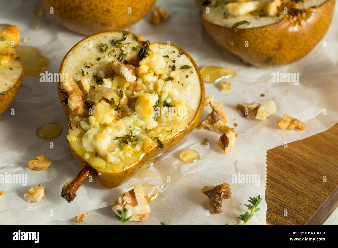 In casa di pere al forno con formaggio blu miele di timo e noci Foto Stock