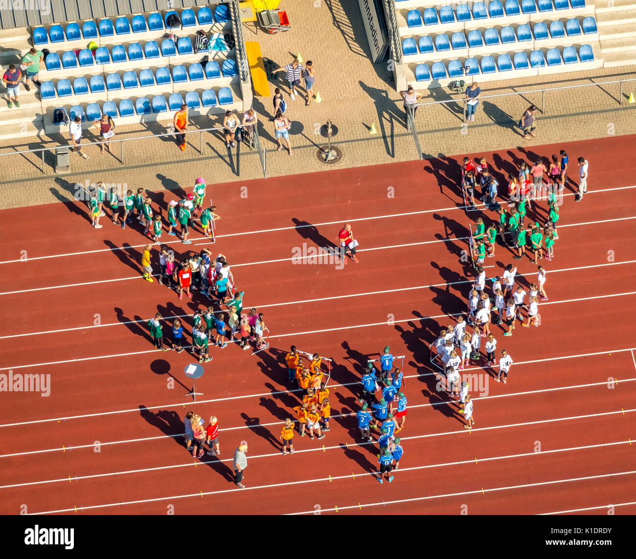 Competizione Sportiva, Nazionale Giochi della gioventù, gli studenti raccogliere sulla pista rossa, Jahn Stadium, Bottrop, la zona della Ruhr, Renania settentrionale-Vestfalia Foto Stock