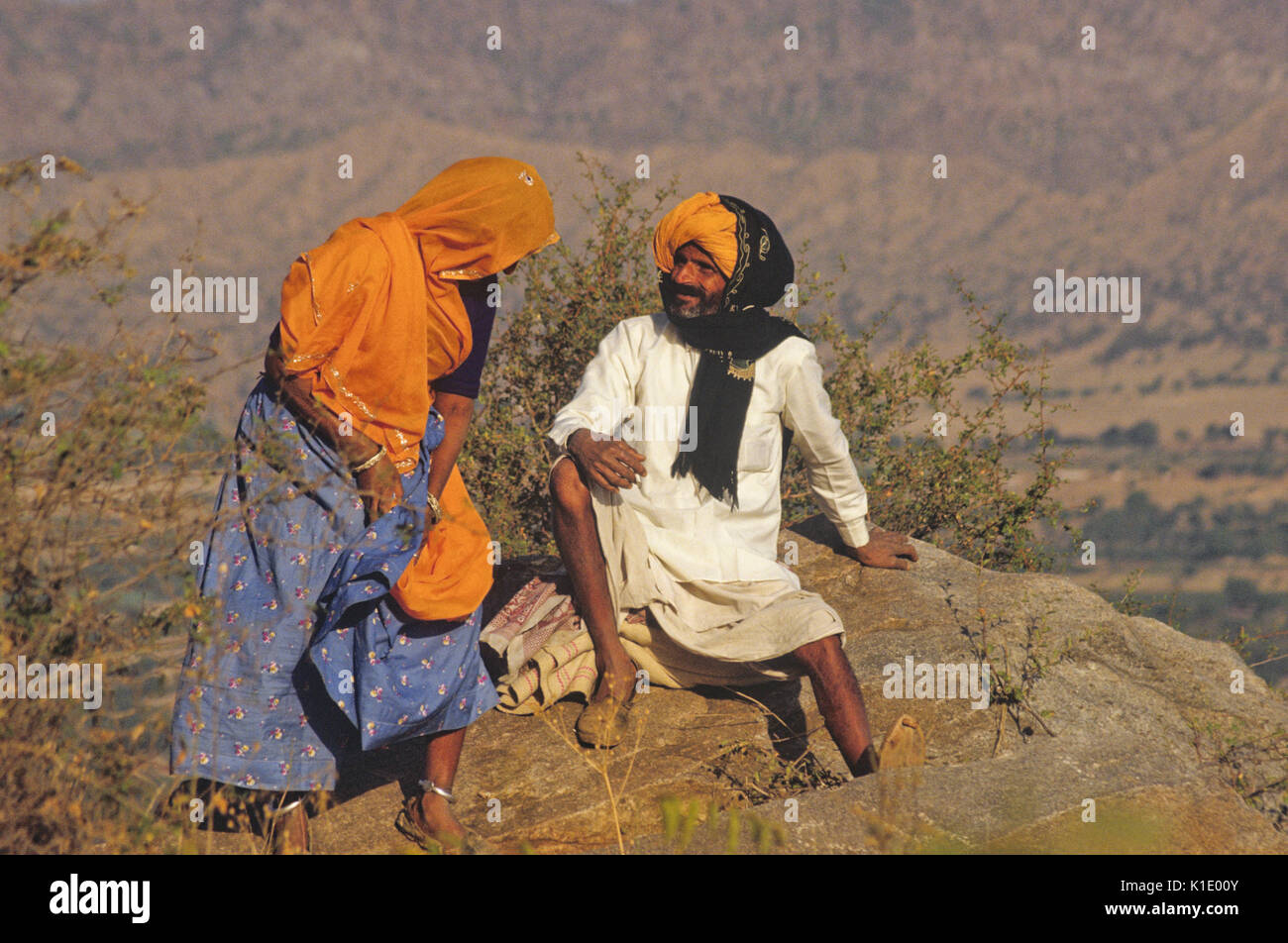 Rajasthani giovane godendo di un momento di quiete a Pushkar Camel & Fiera del Bestiame, Rajasthan, India Foto Stock