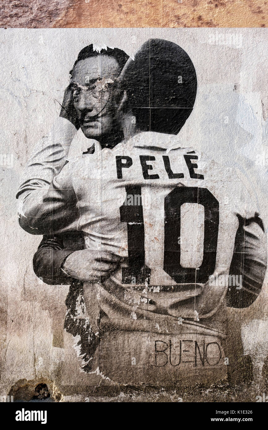 Parete arte dei graffiti di calcio/giocatore di football legend Pele (Edson Arantes do Nascimento) abbracciando artista surrealista Salvador Dali, SANTOS, Brasile. Foto Stock