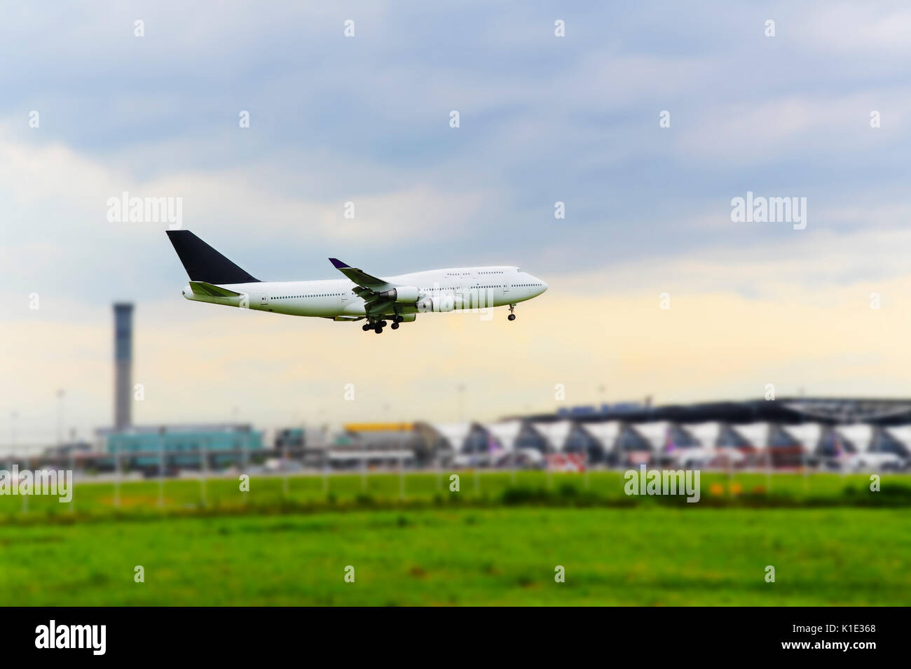 Bianco di atterraggio aereo all'aeroporto Foto Stock