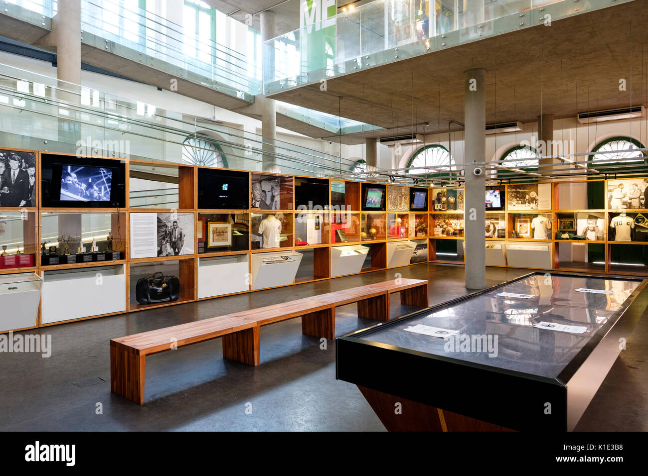 Piano terra visualizza della Pele Museum (Museu Pelé), dedicato al brasiliano della leggenda del calcio Edson Arantes do Nascimento, SANTOS, Brasile. Foto Stock