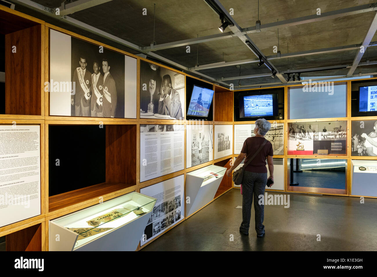 Visitatori, mostre al piano terra del Museo Pele (Museu Pelé), dedicato alla leggenda del calcio brasiliano Edson Arantes do Nascimento, Santos, Brasile. Foto Stock