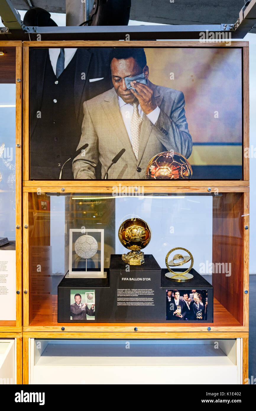 Di ballon d'o trofeo ricevuto dal giocatore di calcio Pele dalla FIFA come una formazione conseguimento in esposizione presso il Museo di Pele (Museu Pelé), SANTOS, Brasile. Foto Stock