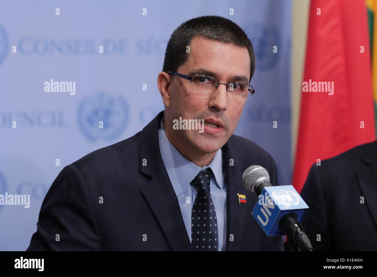 Nazioni Unite, New York, Stati Uniti d'America, 25 agosto 2017 - Jorge Arreaza, Ministro per gli Affari esteri della Repubblica Bolivariana del Venezuela parla ai giornalisti di oggi presso la sede delle Nazioni Unite a New York City. Foto: Luiz Rampelotto/EuropaNewswire | Utilizzo di tutto il mondo Foto Stock