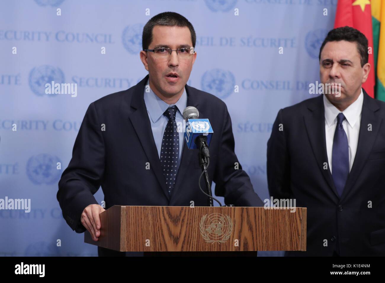 Nazioni Unite, New York, Stati Uniti d'America, 25 agosto 2017 - Jorge Arreaza, Ministro per gli Affari esteri della Repubblica Bolivariana del Venezuela parla ai giornalisti di oggi presso la sede delle Nazioni Unite a New York City. Foto: Luiz Rampelotto/EuropaNewswire | Utilizzo di tutto il mondo Foto Stock