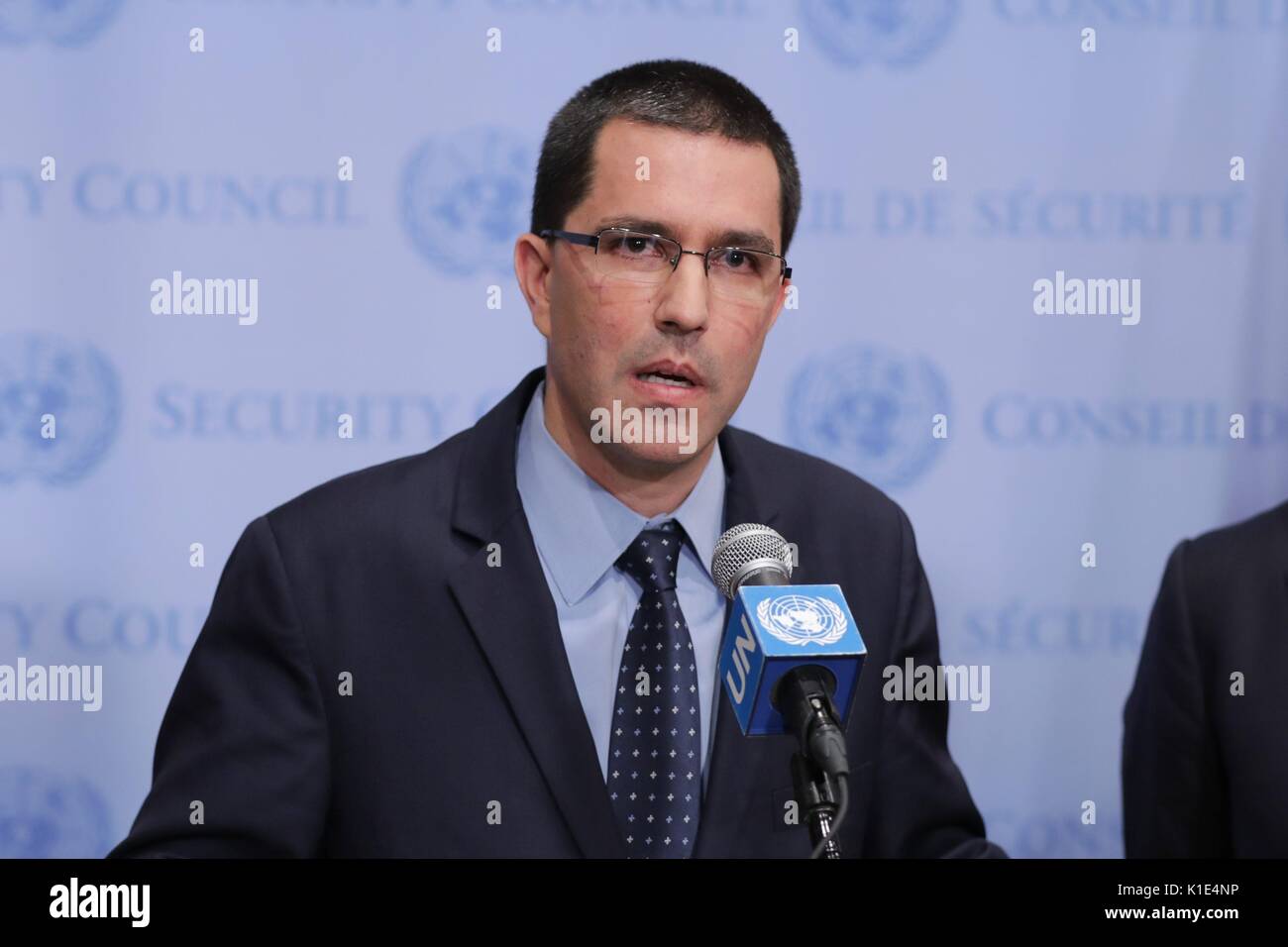 Nazioni Unite, New York, Stati Uniti d'America, 25 agosto 2017 - Jorge Arreaza, Ministro per gli Affari esteri della Repubblica Bolivariana del Venezuela parla ai giornalisti di oggi presso la sede delle Nazioni Unite a New York City. Foto: Luiz Rampelotto/EuropaNewswire | Utilizzo di tutto il mondo Foto Stock
