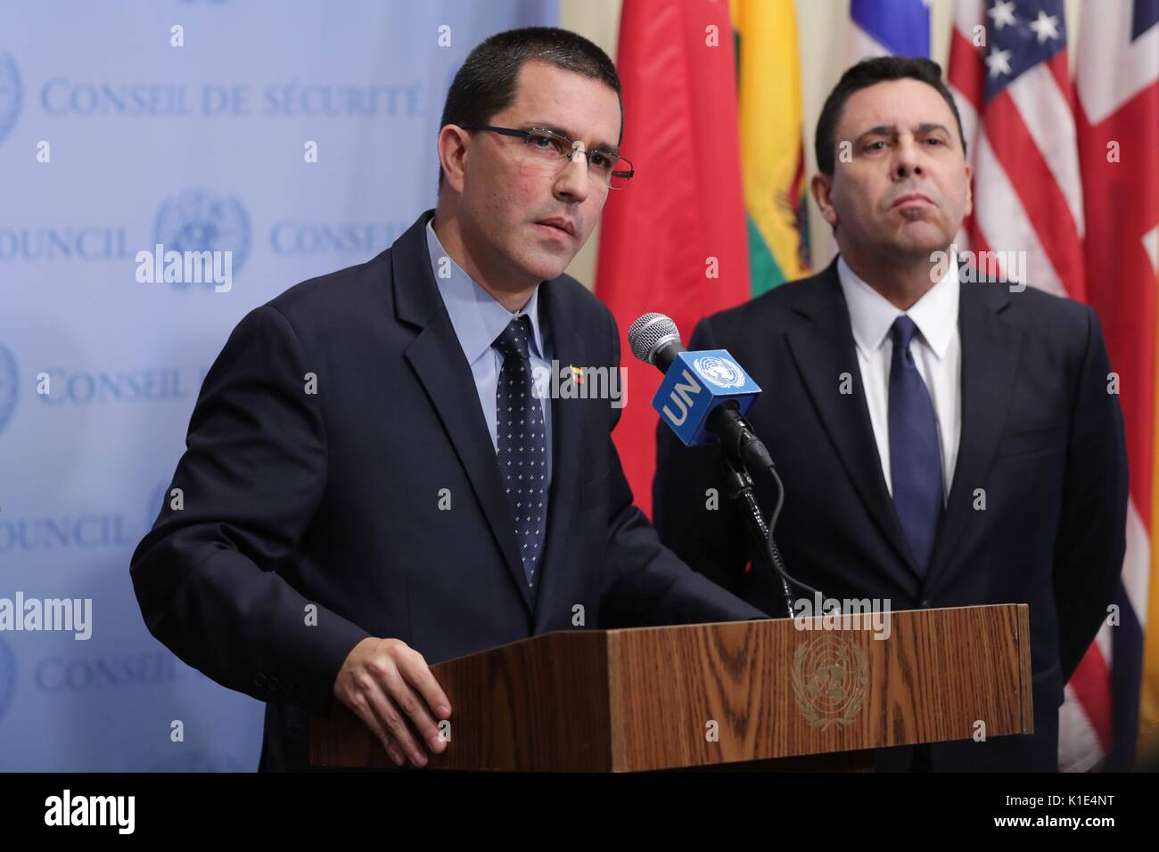 Nazioni Unite, New York, Stati Uniti d'America, 25 agosto 2017 - Jorge Arreaza, Ministro per gli Affari esteri della Repubblica Bolivariana del Venezuela parla ai giornalisti di oggi presso la sede delle Nazioni Unite a New York City. Foto: Luiz Rampelotto/EuropaNewswire | Utilizzo di tutto il mondo Foto Stock