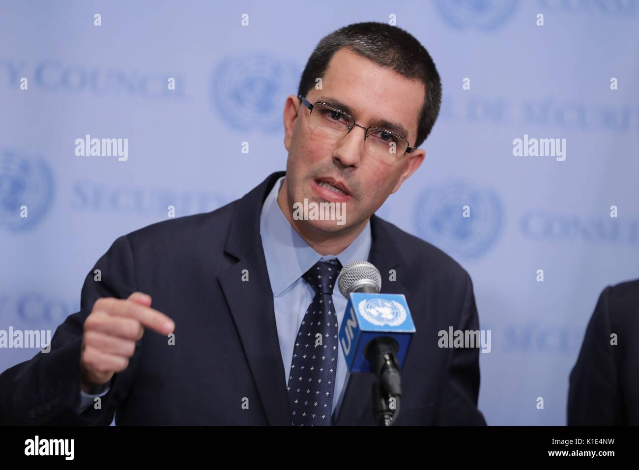 Nazioni Unite, New York, Stati Uniti d'America, 25 agosto 2017 - Jorge Arreaza, Ministro per gli Affari esteri della Repubblica Bolivariana del Venezuela parla ai giornalisti di oggi presso la sede delle Nazioni Unite a New York City. Foto: Luiz Rampelotto/EuropaNewswire | Utilizzo di tutto il mondo Foto Stock