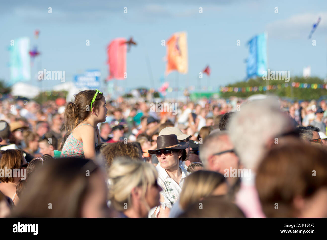 Di fronte alla folla Carfest Sud Overton, Hampshire Inghilterra 25 agosto 2017 Carfest credito Sud Jim Houlbrook/ Alamy Foto Stock