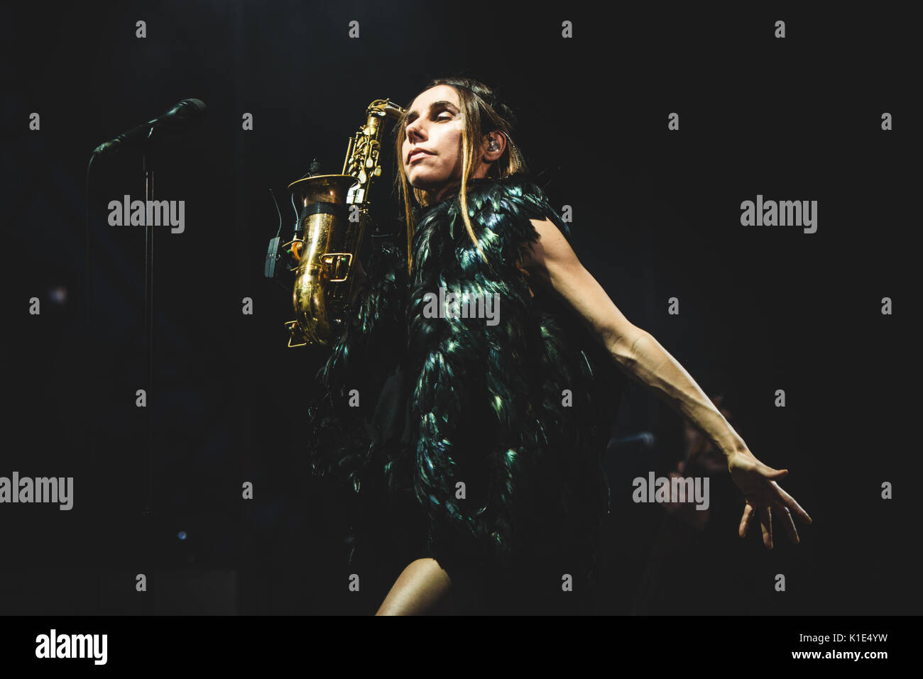 Torino, Italia. 25 Ago, 2017: PJ Harvey performance dal vivo sul palco del Festival di oggi a Torino Credito: Alessandro Bosio/Alamy Live News Foto Stock