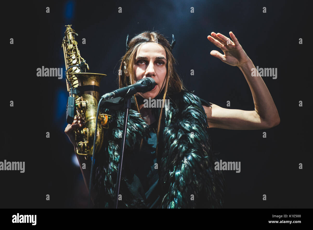 Torino, Italia. 25 Ago, 2017: PJ Harvey performance dal vivo sul palco del Festival di oggi a Torino Credito: Alessandro Bosio/Alamy Live News Foto Stock