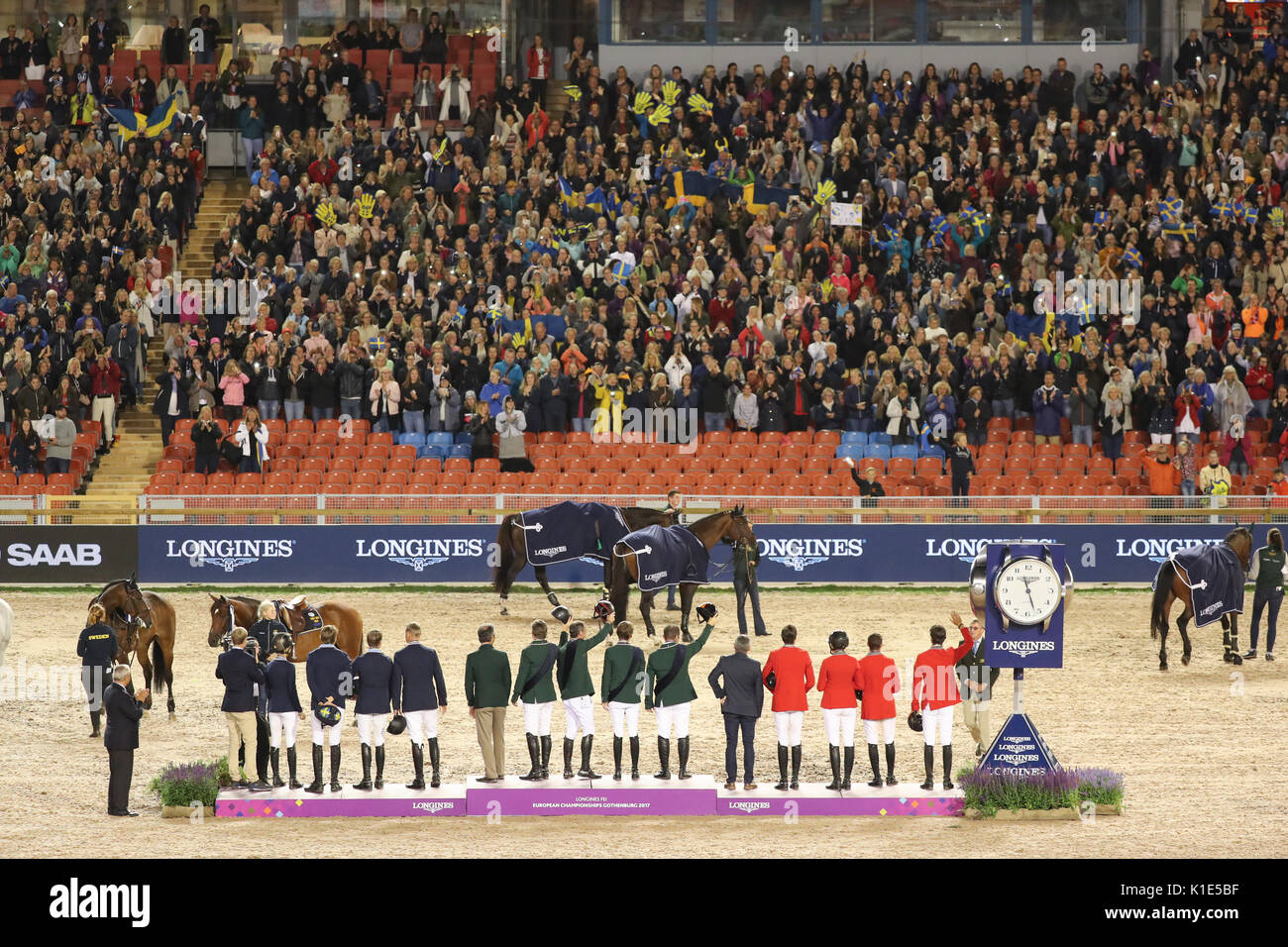 Gothenburg, Svezia. 25 Ago, 2017. La mostra i jumper dalla Svezia (l, argento), Irlanda (c, d'oro) e Svizzera (r, bronzo) salire sul podio dopo il Team Show Jumping del FEI Campionati Europei 2017 a Göteborg, Svezia, 25 agosto 2017. Foto: Friso Gentsch dpa/credito: dpa picture alliance/Alamy Live News Foto Stock