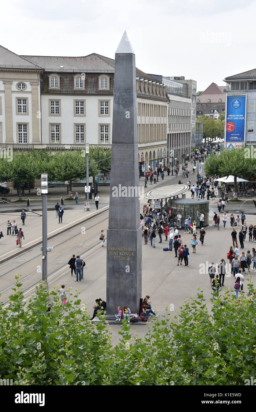 Un 16 metro di altezza obelisco, documenta opera dell artista nigeriano Olu  Oguibe, fotografato a Koenigsplatz (lit. " King Square') a Kassel in  Germania, 24 agosto 2017. In quattro lingue (tedesco, arabo