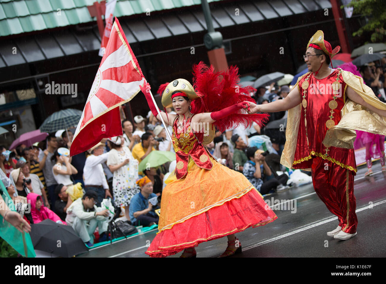 Tokyo, Giappone. 26 Ago, 2017. La trentaseiesima Asakusa Samba festival per le strade di Tokyo con artisti provenienti da squadre sportive locali le aziende locali e club locali divertenti le grandi folle che fiancheggiano le strade. Credito: Steven roe/Alamy Live News Foto Stock