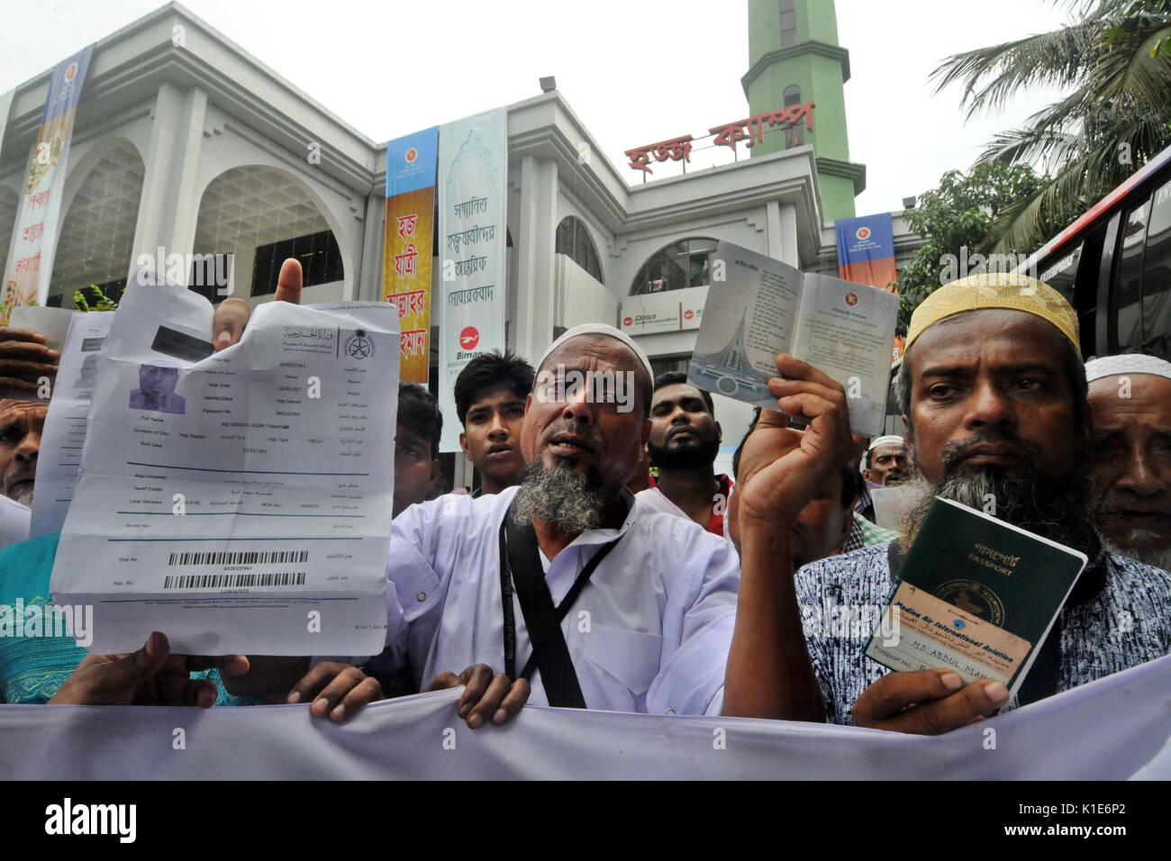 Dacca in Bangladesh. 26 Ago, 2017. Dacca in Bangladesh - Agosto 26, 2017: un numero di hajj i pellegrini si raccolgono in una manifestazione di protesta, come non avevano la visa a causa delle agenzie di viaggio la corruzione, a Dhaka, nel Bangladesh. Credito: SK Hasan Ali/Alamy Live News Foto Stock