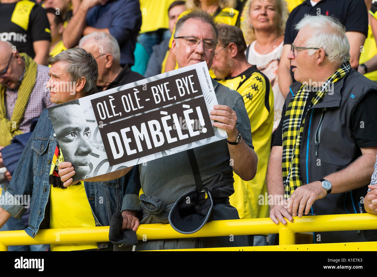 Dortmund, Germania. 26 Ago, 2017. Un ventilatore può contenere fino a firmare la lettura "Ole Ole - Bye, Bye DEMBELE!' prima Bundesliga partita di calcio tra Borussia Dortmund e Hertha BSC Berlin al Signal Iduna Park di Dortmund, Germania, il 26 agosto 2017. (EMBARGO CONDIZIONI - ATTENZIONE: grazie all'accreditamento guidlines, il DFL consente solo la pubblicazione e utilizzazione di fino a 15 immagini per corrispondenza su internet e nei contenuti multimediali in linea durante la partita.) Foto: Guido Kirchner/dpa/Alamy Live News Foto Stock