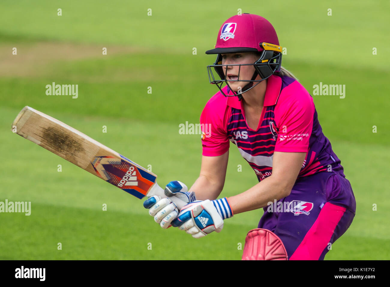 Londra, Regno Unito. Il 26 agosto 2017. Ellyse Perry alla battuta per Loughborough fulmine contro Surrey stelle nella Kia Super League T20 partita di cricket alla Kia ovale. David Rowe/Alamy Live News Foto Stock