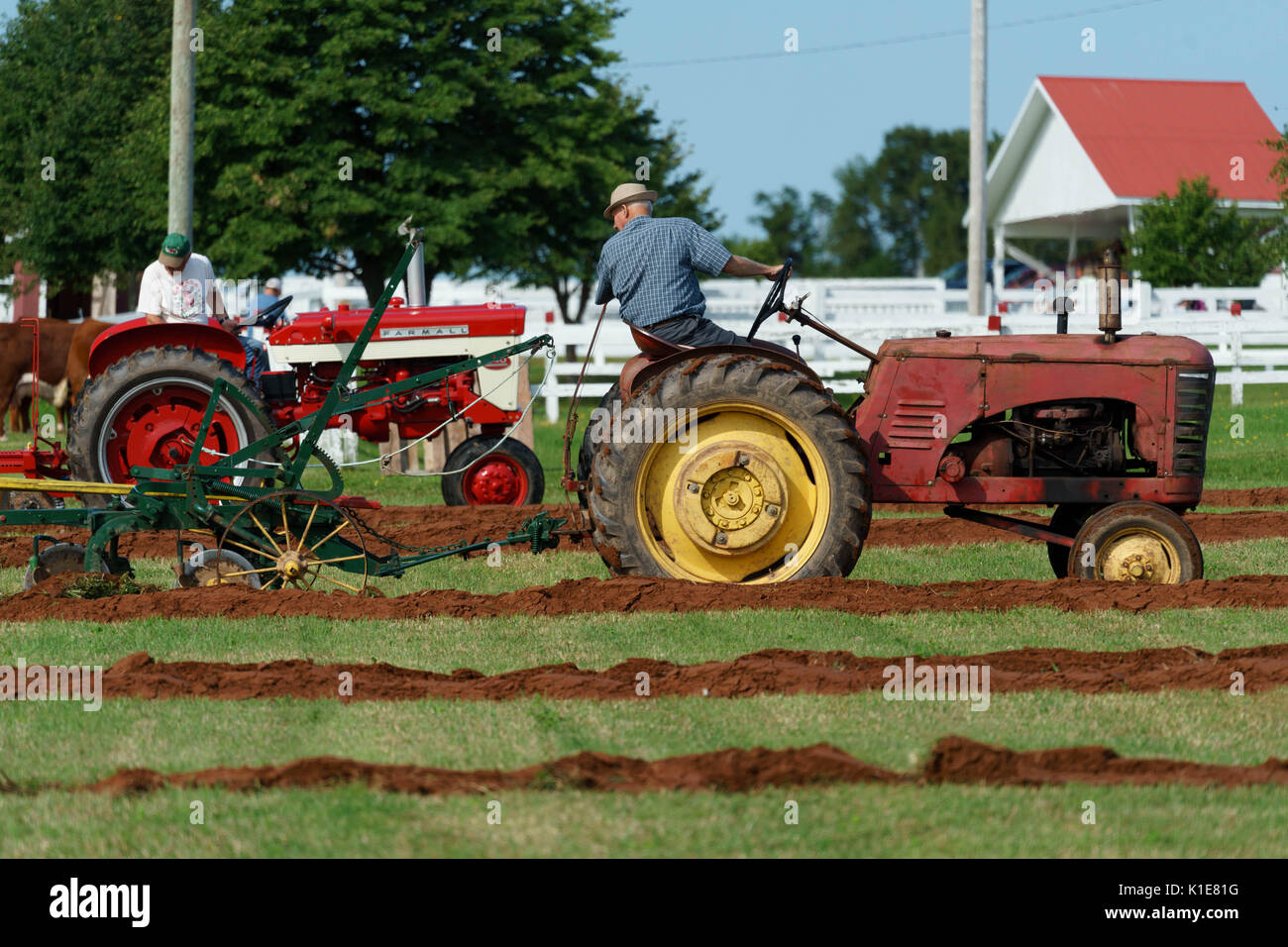 DUNDAS, Prince Edward Island, Canada - 25 ago: concorrenti aratro con trattori amtique al PEI Match di aratura e la fiera agricola su agosto 25, 201 Foto Stock