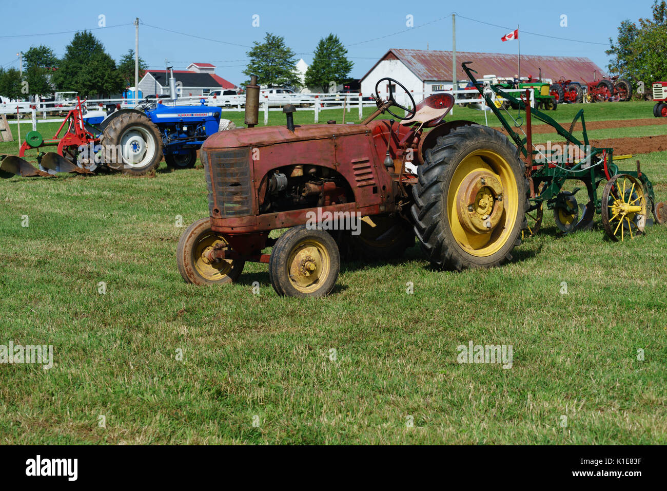 DUNDAS, Prince Edward Island, Canada - 25 ago: concorrenti aratro con trattori amtique al PEI Match di aratura e la fiera agricola su agosto 25, 201 Foto Stock