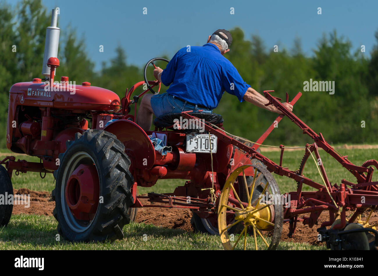 DUNDAS, Prince Edward Island, Canada - 25 ago: concorrenti aratro con trattori amtique al PEI Match di aratura e la fiera agricola su agosto 25, 201 Foto Stock