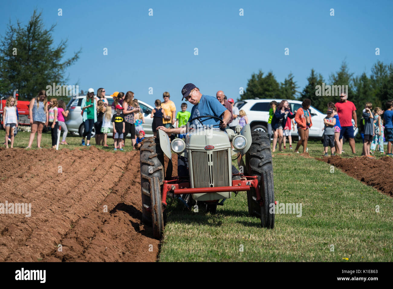 DUNDAS, Prince Edward Island, Canada - 25 ago: concorrenti aratro con trattori amtique al PEI Match di aratura e la fiera agricola su agosto 25, 201 Foto Stock