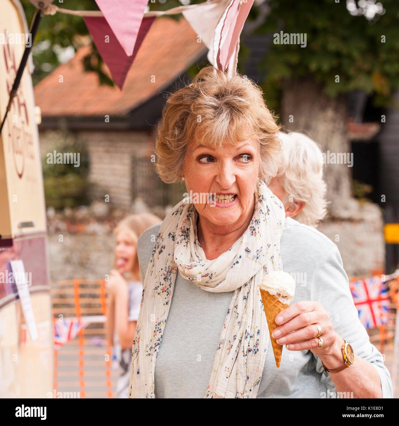 Walberswick, Suffolk, Inghilterra, Regno Unito. Il 26 agosto 2017. Penelope Keith mangiare un gelato a Walberswick village fete. Tim Oram/Alamy Live News Foto Stock