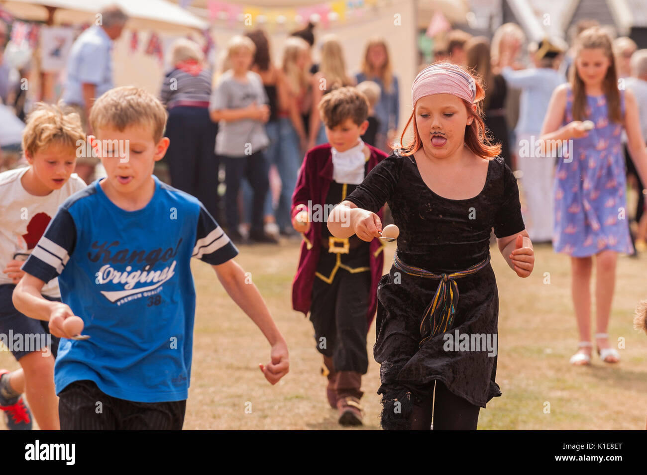 Walberswick, Suffolk, Inghilterra, Regno Unito. Il 26 agosto 2017. I bambini in uovo e cucchiaio gara a Walberswick village fete. Tim Oram/Alamy Live News Foto Stock