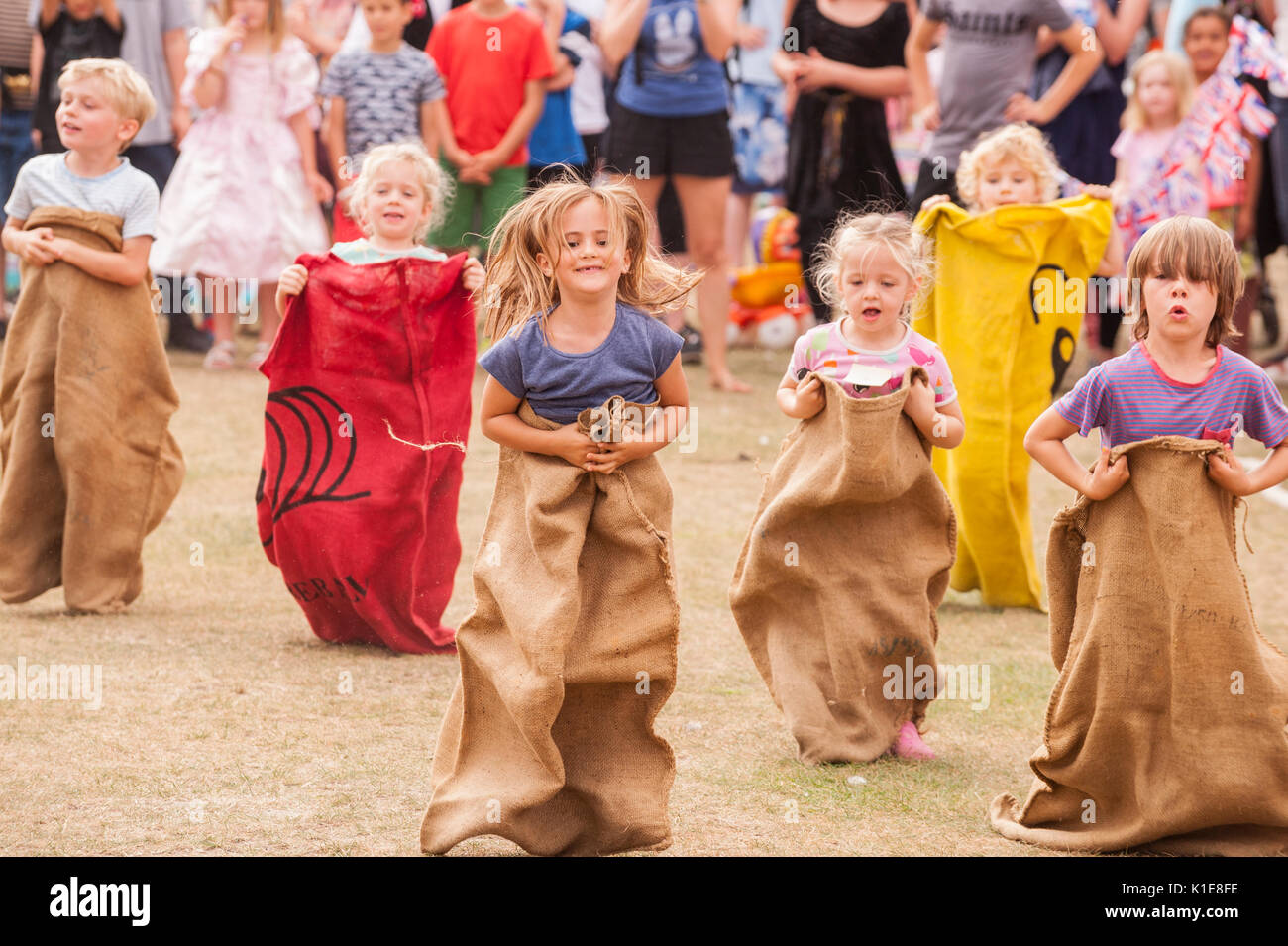 Walberswick, Suffolk, Inghilterra, Regno Unito. Il 26 agosto 2017. I bambini nel sacco gara a Walberswick village fete. Tim Oram/Alamy Live News Foto Stock