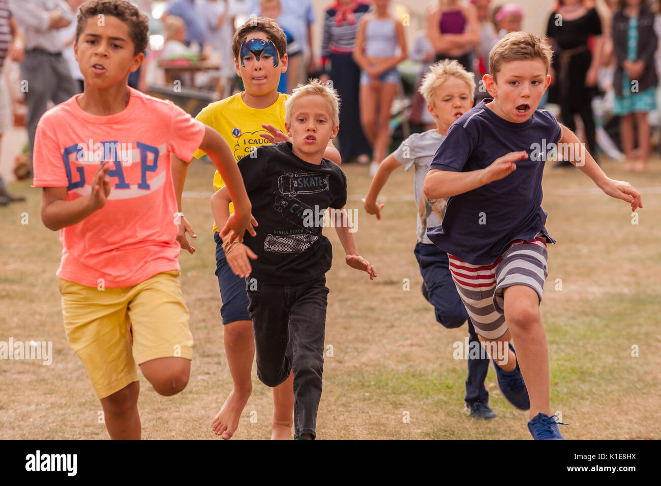Walberswick, Suffolk, Inghilterra, Regno Unito. Il 26 agosto 2017. I bambini in gara di corsa a Walberswick village fete. Tim Oram/Alamy Live News Foto Stock