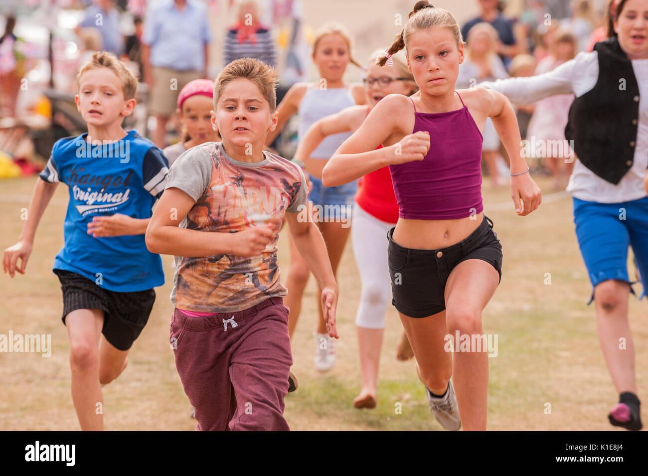 Walberswick, Suffolk, Inghilterra, Regno Unito. Il 26 agosto 2017. I bambini in gara di corsa a Walberswick village fete. Tim Oram/Alamy Live News Foto Stock