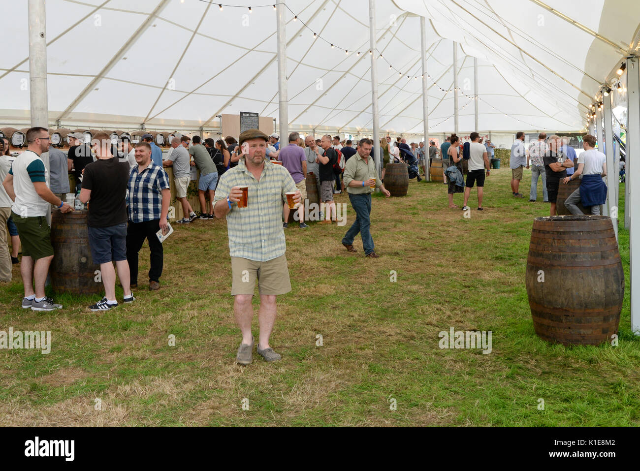 Uomo che porta pinte di birra in un festival della birra Foto Stock