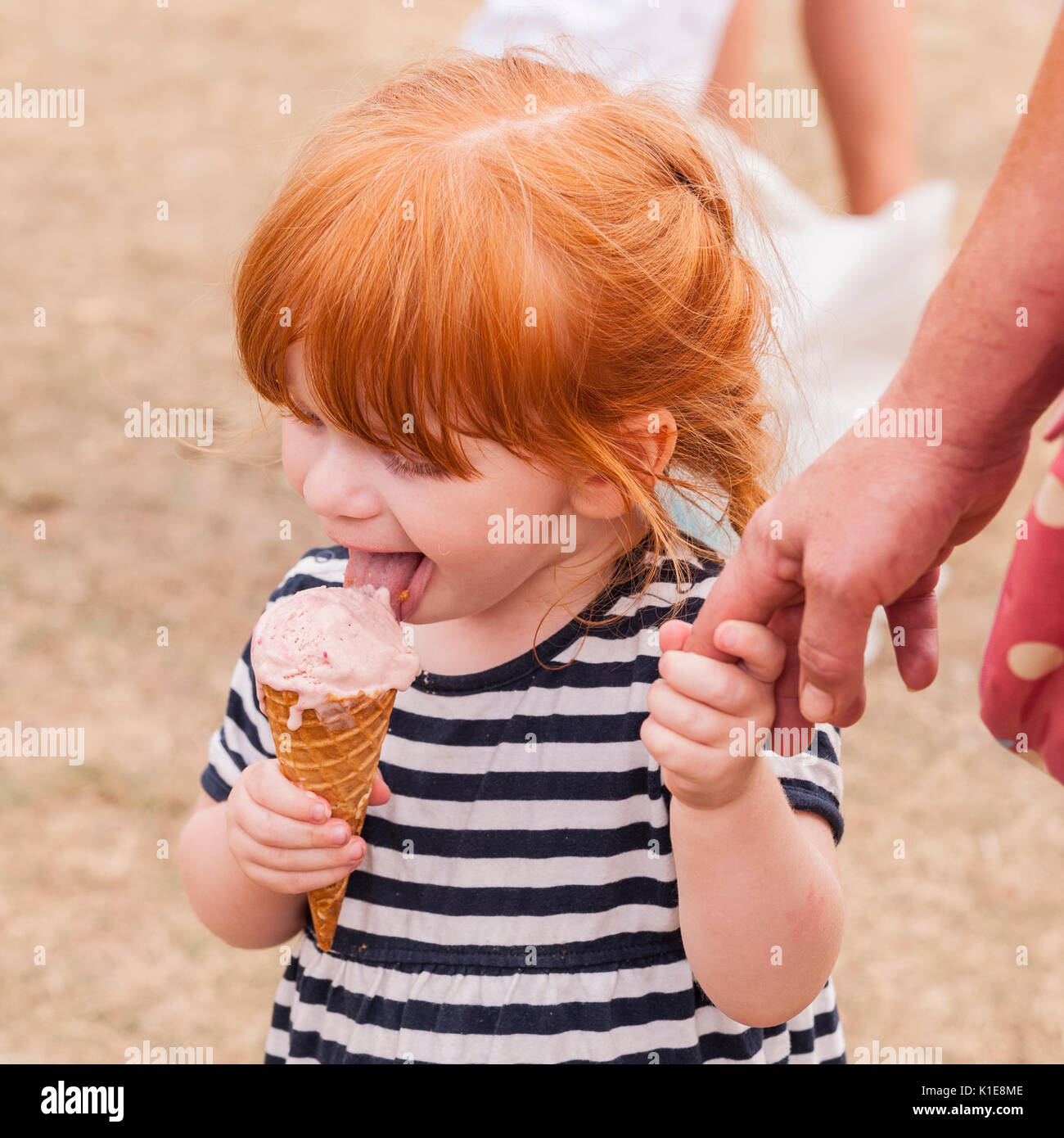 Walberswick, Suffolk, Inghilterra, Regno Unito. Il 26 agosto 2017. Ragazza locale Kitty Ruth mangiare un gelato a Walberswick village fete. Tim Oram/Alamy Live News Foto Stock