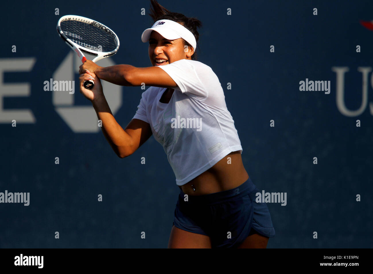 New York, Stati Uniti. 26 Ago, 2017. US Open Tennis: New York, 26 Agosto, 2017 - Heather Watson di Gran Bretagna pratica presso il National Tennis Center in Flushing Meadows di New York in preparazione per gli US Open che inizia di lunedì prossimo, 28 agosto Credito: Adam Stoltman/Alamy Live News Foto Stock