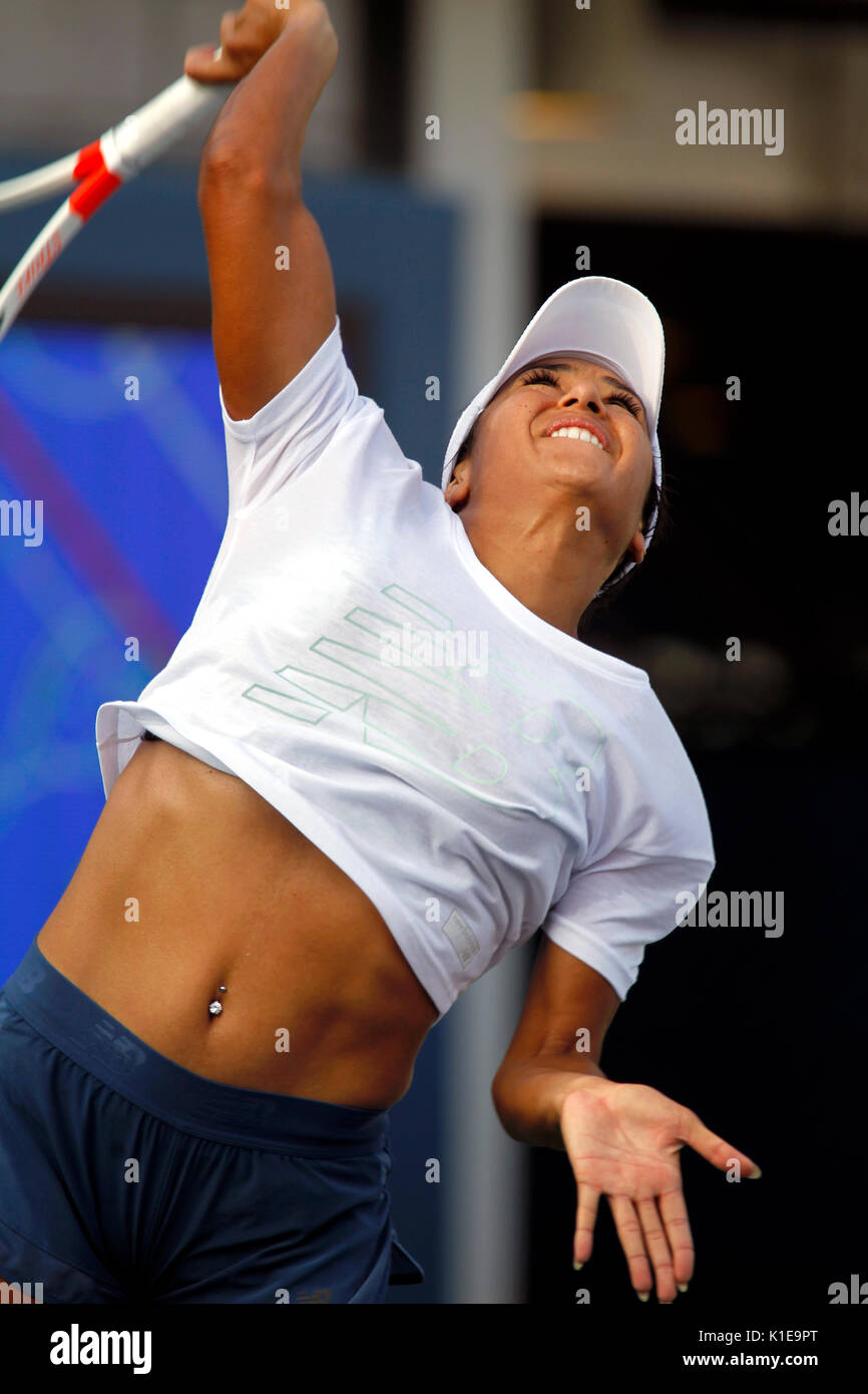 New York, Stati Uniti. 26 Ago, 2017. US Open Tennis: New York, 26 Agosto, 2017 - Heather Watson di Gran Bretagna pratica presso il National Tennis Center in Flushing Meadows di New York in preparazione per gli US Open che inizia di lunedì prossimo, 28 agosto Credito: Adam Stoltman/Alamy Live News Foto Stock